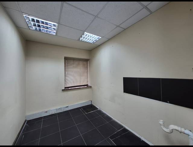 100M² OFFICE TO LET IN HYDE PARK